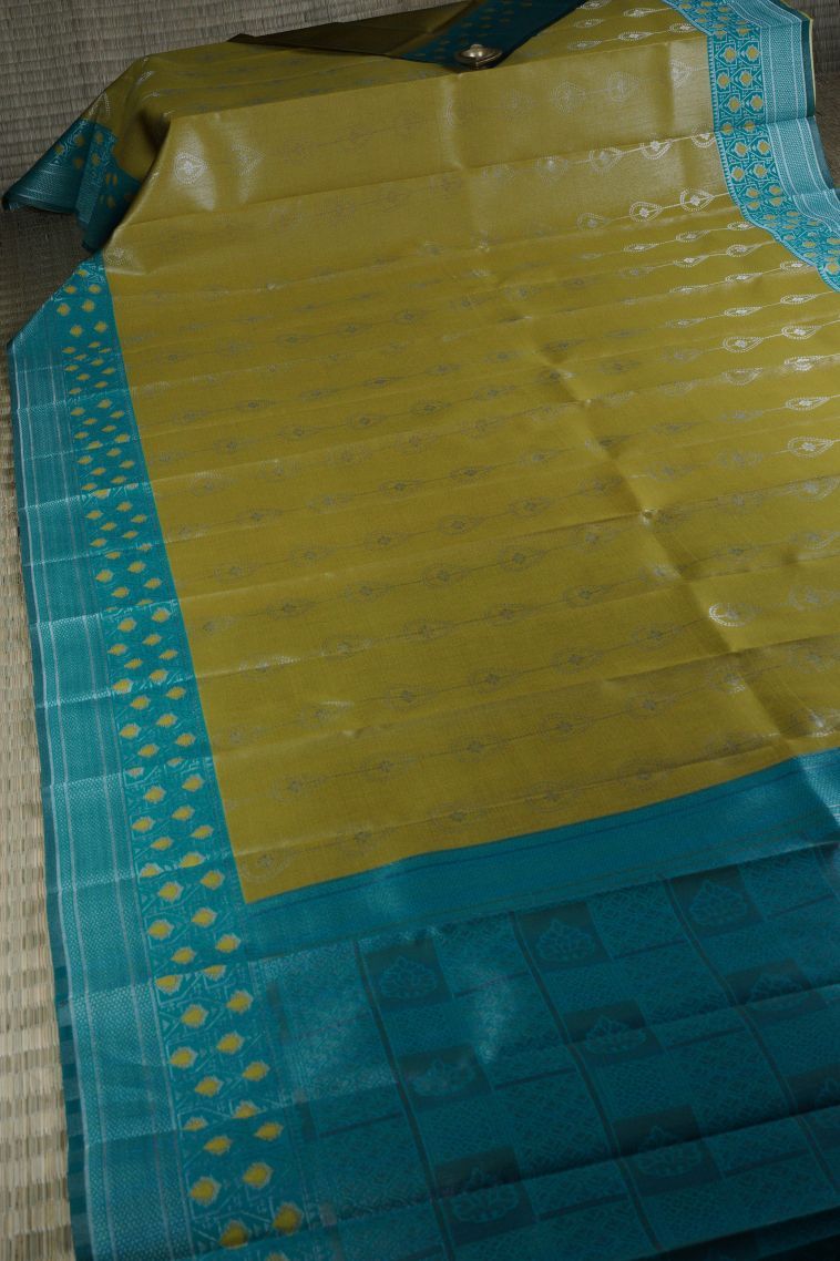 Olive Green Visiri Madippu Silk Sarees with Silver Zari Floral Patterns view 2