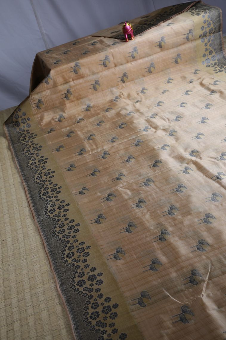 Vanilla Custard Yellow Raw Silk Sarees with Without Zari Zari Floral Patterns view 2