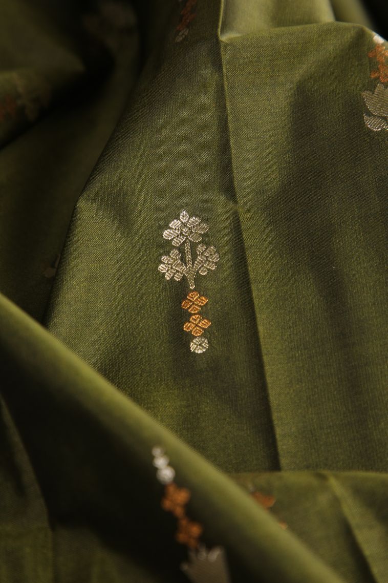 Basil Green Visiri Madippu Silk Sarees with Gold Zari Floral Puttas view 4